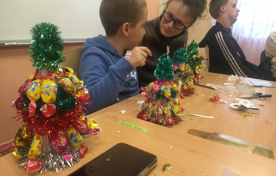 Taller de árbol navideño de caramelos