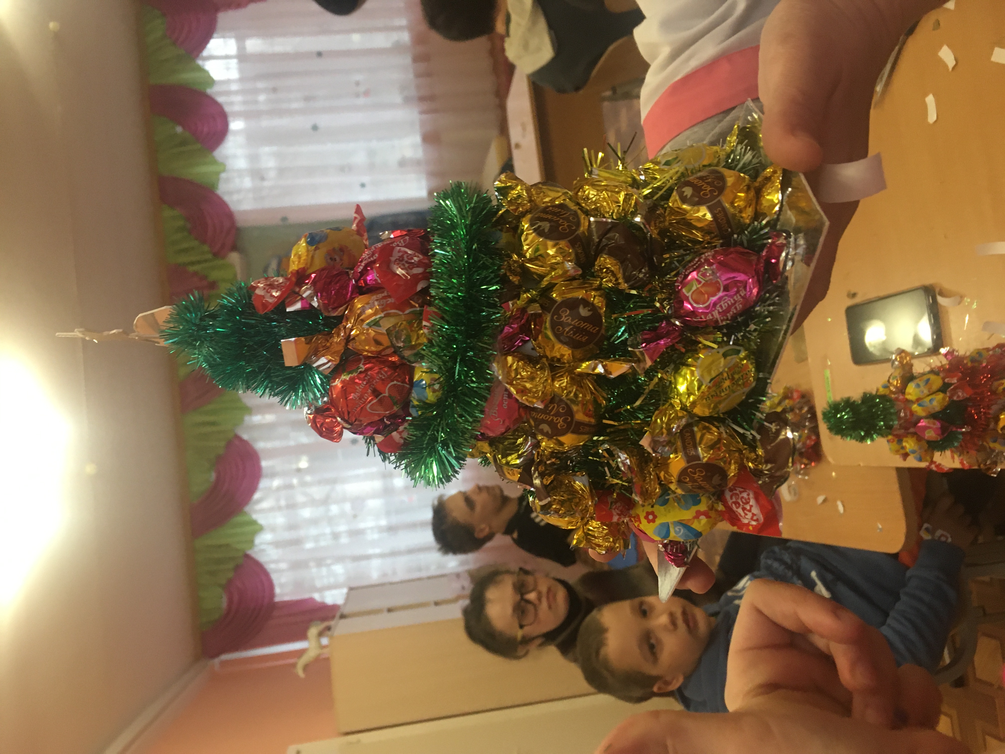 Taller de árbol navideño de caramelos - 7