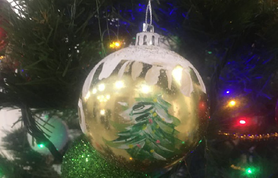 Taller de pintura de adornos navideños