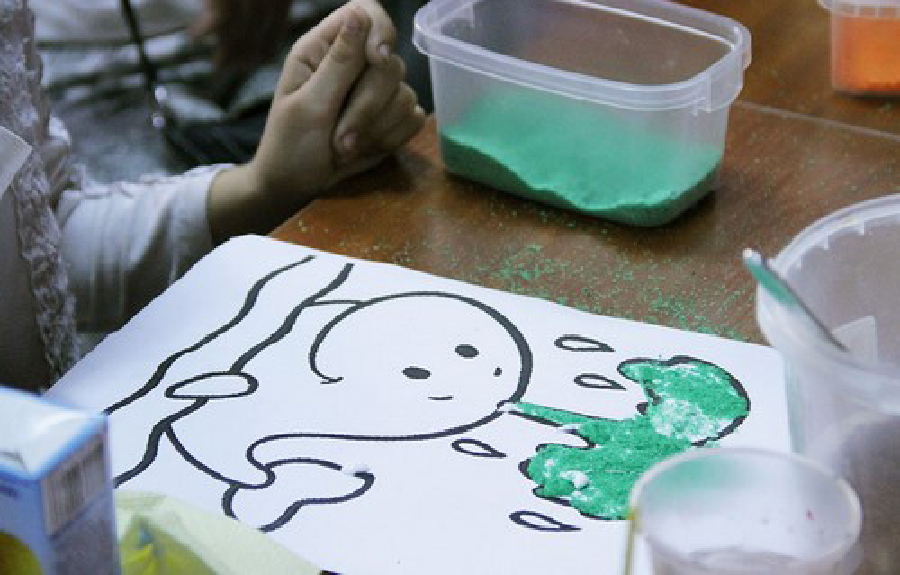 Taller de dibujo con arena de colores