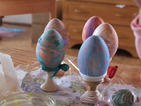 Taller de Pascua de pintura de huevos ebru - 3